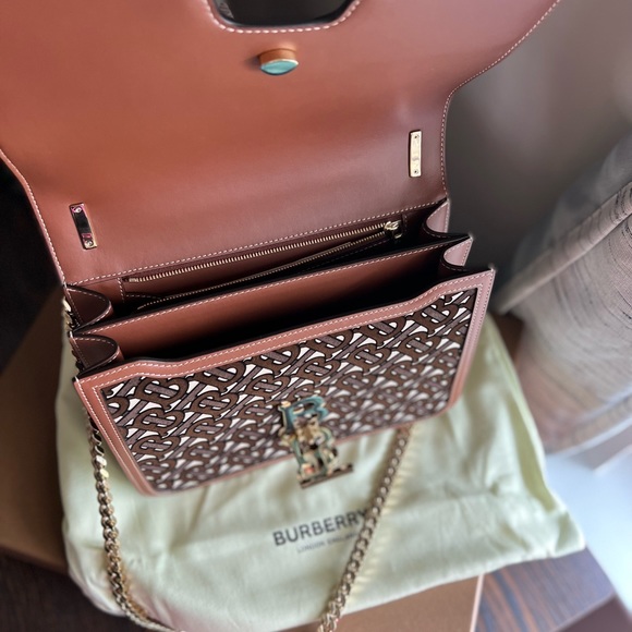 Limited edition Burberry chain linked cross body handbag. - Picture 6 of 7